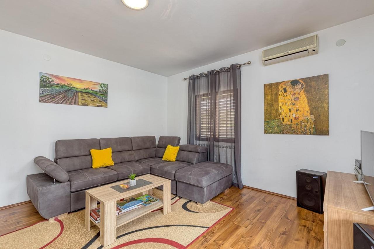 דירות Loborika Emanuela With Private Pool מראה חיצוני תמונה